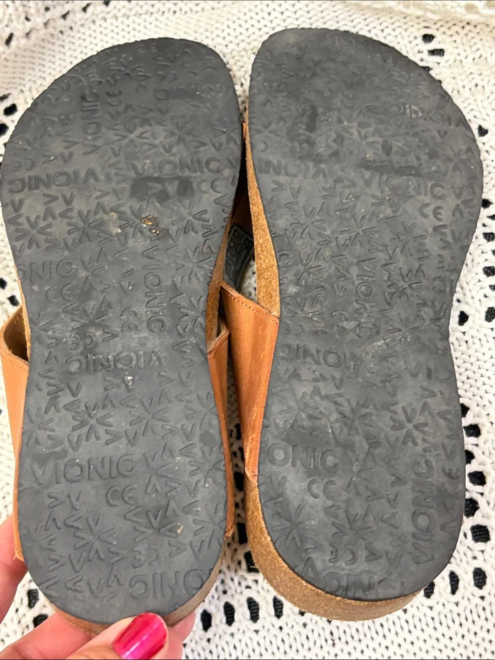 Vionic Tan Brown Floral Thong Sandals Size 6